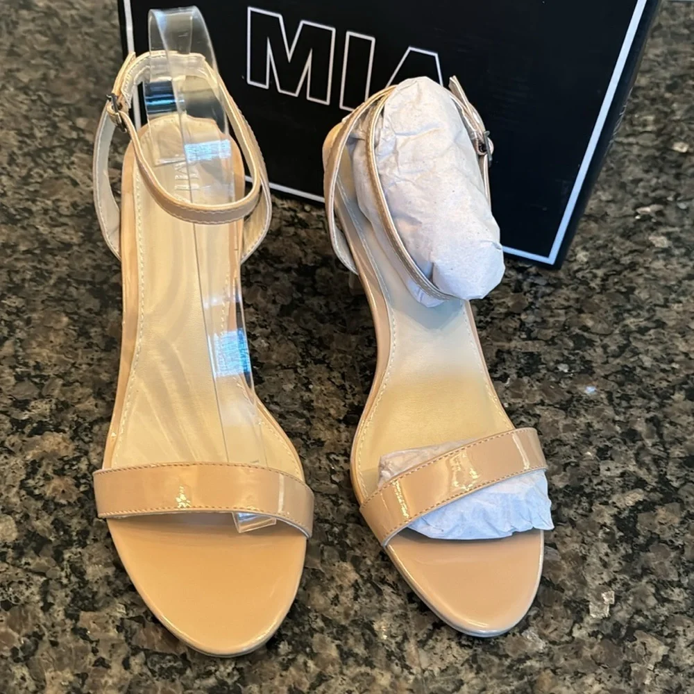 MIA Maisie nude patent leather strappy open toe heel NIB 10